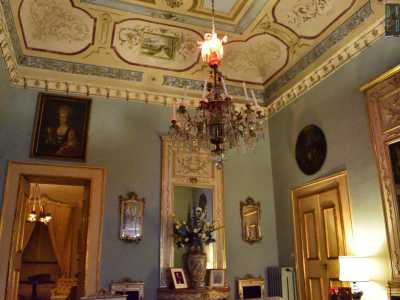 Si aprono cos� davanti a noi una serie di splendidi salotti affrescati e decorati con quadri, arredi e mobili di pregio
